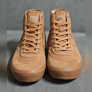 Brand new, never worn pair of Vans Crockett High in the Brown / Gum Color